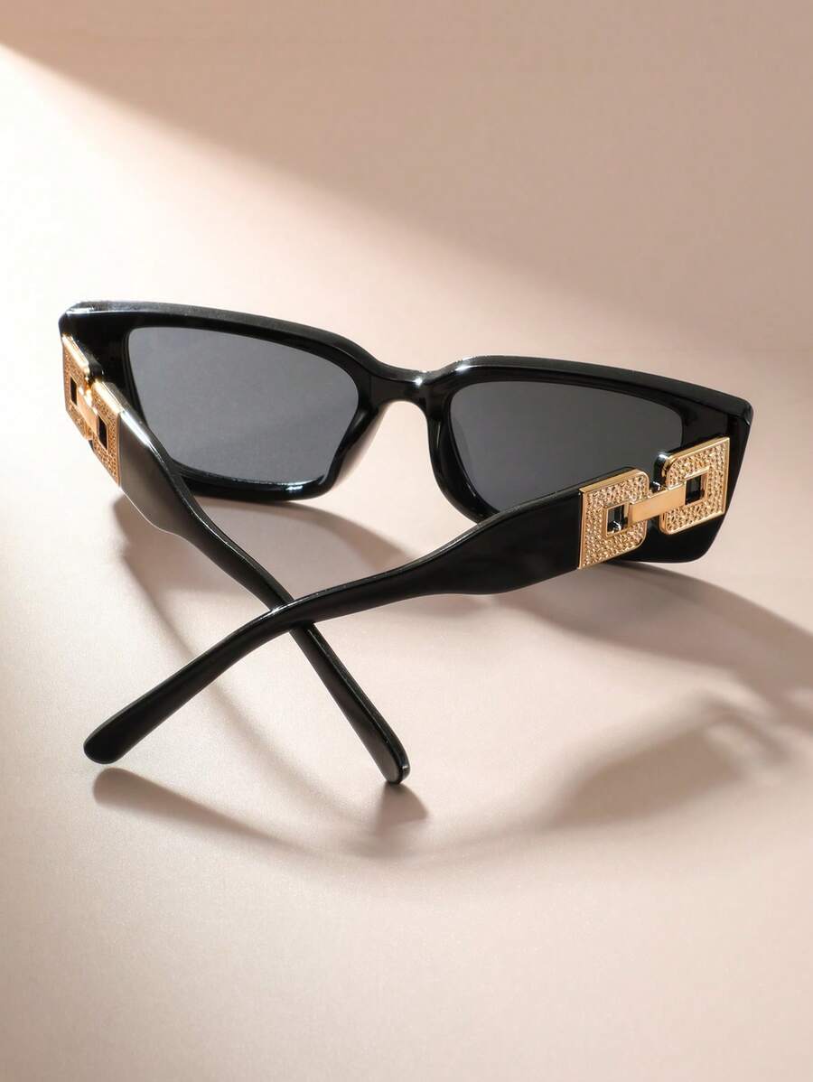 Óculos de Sol Retangular com Detalhe Dourado